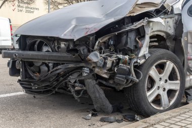 Palma de Mallorca, İspanya; Ocak 02 2022: Peugeot arabası İspanya 'nın Palma de Mallorca kentindeki bir sanayi parkında terk edildi.