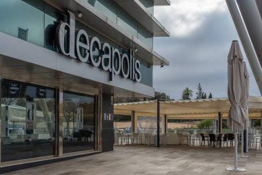 Palma de Mallorca, İspanya; Ocak 02 2022: İspanya 'nın Palma de Mallorca kentindeki ünlü kapalı Decapolis gece kulübünün genel görünümü