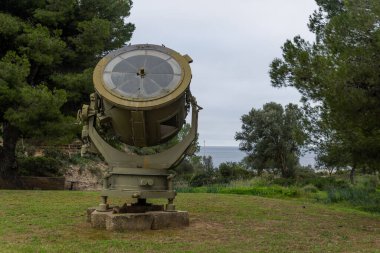 San Carlos, Palma de Mallorca, İspanya 'daki askeri müzenin bahçesinde antika uçaksavar ışıklandırması sergileniyor.