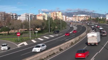Palma de Mallorca, İspanya; 30 Aralık 2021: Gündoğumunda Palma de Mallorca kentindeki trafiğin hava görüntüsü. Mallorca Adası, İspanya