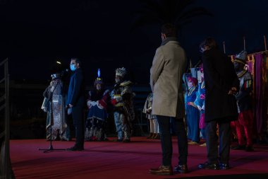 Palma de Mallorca, İspanya; Ocak 06 2022: Doğu 'nun Üç Bilge Adamı Süvari Alayı, Noel zamanı. Katılımcılar ve halk Coronavirus salgınının kısıtlamaları nedeniyle maske takıyor