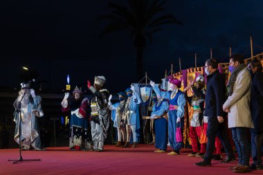 Palma de Mallorca, İspanya; Ocak 06 2022: Doğu 'nun Üç Bilge Adamı Süvari Alayı, Noel zamanı. Katılımcılar ve halk Coronavirus salgınının kısıtlamaları nedeniyle maske takıyor