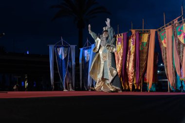 Palma de Mallorca, İspanya; Ocak 06 2022: Doğu 'nun Üç Bilge Adamı Süvari Alayı, Noel zamanı. Katılımcılar ve halk Coronavirus salgınının kısıtlamaları nedeniyle maske takıyor