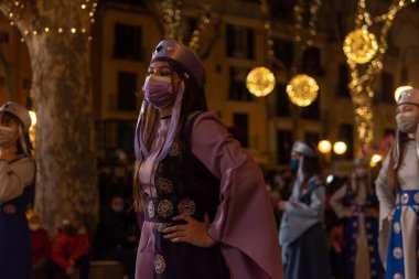 Palma de Mallorca, İspanya; Ocak 05 2022: Doğu 'nun Üç Bilge Adamı Süvari Alayı, Noel zamanı. Katılımcılar ve halk Coronavirus salgınının kısıtlamaları nedeniyle maske takıyor