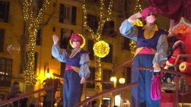 Palma de Mallorca, İspanya; Ocak 05 2022: Doğu 'nun Üç Bilge Adamı Süvari Alayı, Noel zamanı. Katılımcılar ve halk Coronavirus salgınının kısıtlamaları nedeniyle maske takıyor