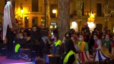Palma de Mallorca, İspanya; Ocak 05 2022: Doğu 'nun Üç Bilge Adamı Süvari Alayı, Noel zamanı. Katılımcılar ve halk Coronavirus salgınının kısıtlamaları nedeniyle maske takıyor