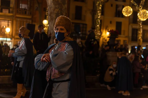 スペインのパルマ マリョルカ2022年1月5日 東方三賢者のカスケード コロナウイルスのパンデミックの制限による参加者と顔マスクの着用 — ストック写真