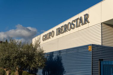 Palma de Mallorca, İspanya; Ocak 06 2022: Şafak vakti Palma de Mallorca kentindeki çok uluslu turizm şirketi Iberostar Group 'un genel merkezi.