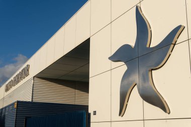 Palma de Mallorca, İspanya; Ocak 06 2022: Şafak vakti Palma de Mallorca kentindeki çok uluslu turizm şirketi Iberostar Group 'un genel merkezi.