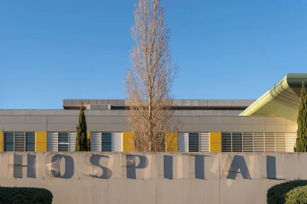 Palma de Mallorca, İspanya; Ocak 06 2022: Gün batımında Palma de Mallorca 'daki Son Espases Üniversitesi Hastanesi' ne giriş imzası