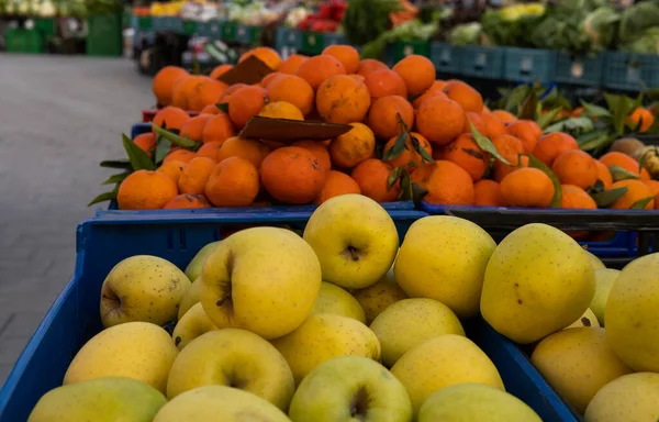 Close Maçãs Douradas Exibido Uma Barraca Rua Vendendo Frutas Frescas — Fotografia de Stock