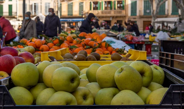 Close Golden Apples Displayed Street Stall Selling Fresh Fruit Background — Fotografia de Stock