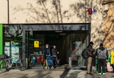 Llucmajor, Spain; januray 07 2022: Entrance to a Mercadona supermarket, with people going in and out to do their shopping, wearing mask, New normal
