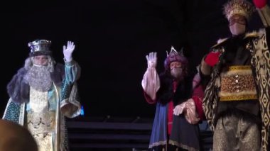 Palma de Mallorca, İspanya; Ocak 05 2022: Doğu 'nun Üç Bilge Adamı Süvari Alayı, Noel zamanı. Katılımcılar ve halk Coronavirus salgınının kısıtlamaları nedeniyle maske takıyor