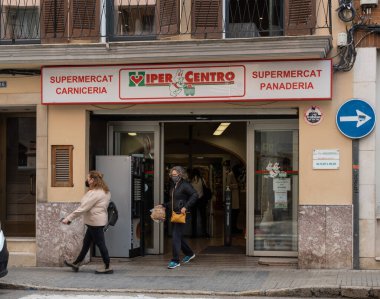 Manacor, İspanya; 20 Ocak 2022: Hipercentro zincirinin büyük şehir Manacor 'daki süpermarketinin ana girişi, maskeli insanlarla birlikte. Yeni normal
