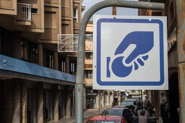 Close Van Het Symbool Van Een Betaalde Parkeerzone Een Stedelijke — Stockfoto