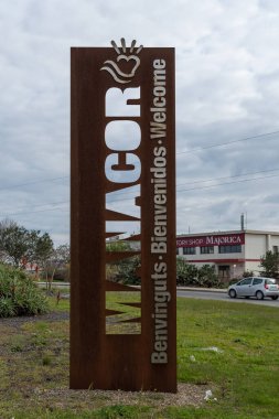 Manacor, İspanya; 20 Ocak 2022: İspanya 'nın başkenti Manacor' dan dört dilde metalik karşılama işareti