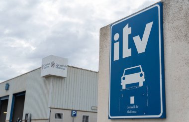 Manacor, İspanya; 20 Ocak 2022: Bulutlu bir günde, Majorcan 'ın Manacor kasabasında bulunan ITV' deki teknik araç denetim istasyonu. İspanya