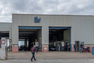Manacor, İspanya; 20 Ocak 2022: Bulutlu bir günde, Majorcan 'ın Manacor kasabasında bulunan ITV' deki teknik araç denetim istasyonu. İspanya