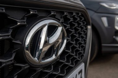 Manacor, İspanya; 20 Ocak 2022: Gümüş renkli bir araba üzerindeki Hyundai otomobil markasının yakın çekimi