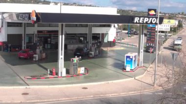 Manacor, İspanya; 19 Ocak 2022: İspanya 'nın Manacor kentindeki Repsol servis istasyonunun havadan görünüşü