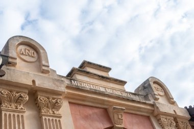 Llucmajor, İspanya; 21 Ocak 2022: Şu anda belediye turizm bürosunun genel merkezi konumundaki Mallorcan 'ın Llucmajor kasabasında eski belediye pazarının inşası