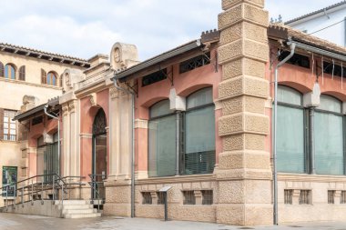 Llucmajor, İspanya; 21 Ocak 2022: Şu anda belediye turizm bürosunun genel merkezi konumundaki Mallorcan 'ın Llucmajor kasabasında eski belediye pazarının inşası