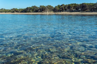 Güneşli bir günde Mallorcan 'ın Colonia de Sant Jordi tatil beldesindeki Estanys plajının genel manzarası.