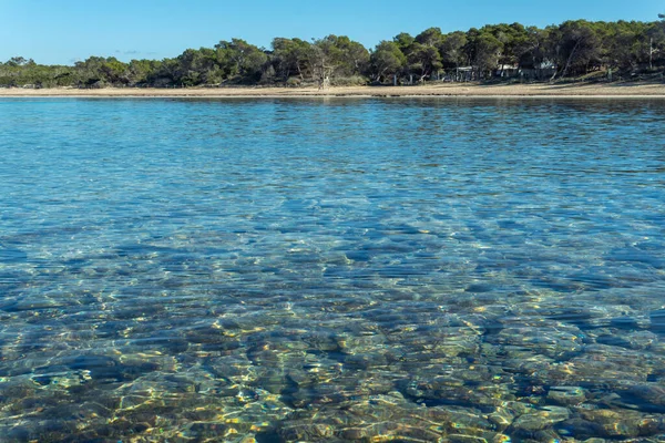 Güneşli bir günde Mallorcan 'ın Colonia de Sant Jordi tatil beldesindeki Estanys plajının genel manzarası.