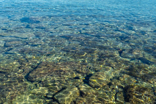 Güneşli bir günde Mallorcan 'ın Colonia de Sant Jordi tatil beldesindeki Estanys plajının genel manzarası.
