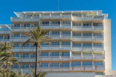 Mallorca adasındaki kapalı bir otelin ana cephesi. Mallorca adasındaki düşük mevsimin görüntüsü