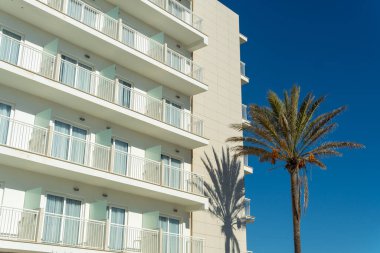 Mallorca adasındaki kapalı bir otelin ana cephesi. Mallorca adasındaki düşük mevsimin görüntüsü