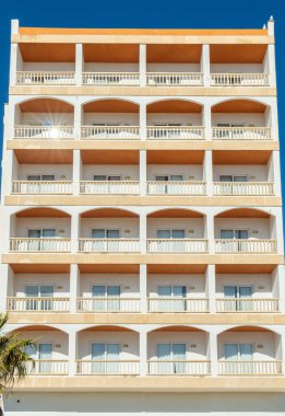 Mallorca adasındaki kapalı bir otelin ana cephesi. Mallorca adasındaki düşük mevsimin görüntüsü