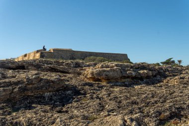 Cala d 'Or kasabasındaki Mallorcan sahilindeki eski askeri bina, Es Forti. Güneşli bir sabahta