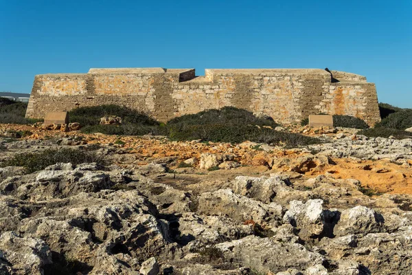 Cala d 'Or kasabasındaki Mallorcan sahilindeki eski askeri bina, Es Forti. Güneşli bir sabahta