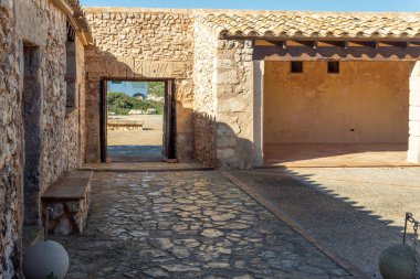 Cala d 'Or kasabasındaki Mallorcan sahilindeki eski askeri bina, Es Forti. Güneşli bir sabahta
