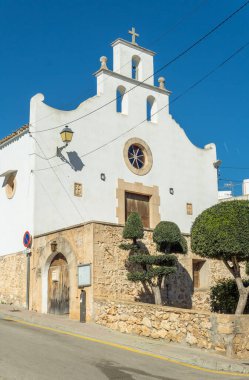 Güneşli bir günde Majorcan 'ın Portopetro kasabasındaki Katolik kilisesinin genel manzarası. İspanya