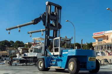 Portopetro, İspanya; 27 Ocak 2022: Majorcan şehri Portopetro 'nun Kraliyet Yat Kulübü. Yat taşıma makinesi ve tekneler tahta üçayaklar üzerinde restorasyon sürecinde.