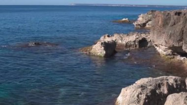 Güneşli bir günde Mallorcan 'ın Colonia de Sant Jordi tatil beldesindeki Estanys plajının genel manzarası.