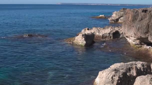 在阳光明媚的日子里 圣若尔达里岛马洛尔坎旅游胜地埃斯坦尼海滩的概况 — 图库视频影像