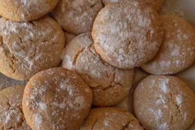 Ev yapımı çikolatalı kurabiyelere yakın plan şeker serpiştirilmiş.