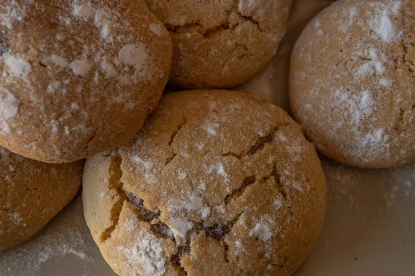 Primer Plano Galletas Caseras Rellenas Chocolate Espolvoreadas Con Azúcar Polvo — Foto de Stock