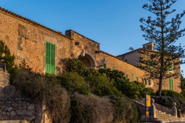 İspanya 'nın gün doğumunda Mallorca adasındaki Monti-Sion Katolik dini manastırı.