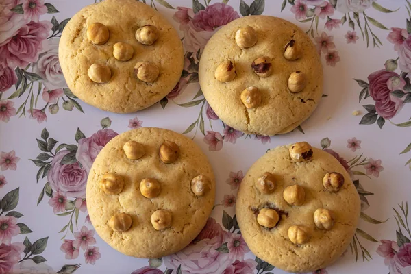 Lähikuva Kotitekoinen Suklaa Täytetty Evästeet Sirotellaan Tomusokeria Hasselpähkinöitä — kuvapankkivalokuva