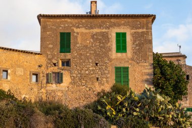 İspanya 'nın gün doğumunda Mallorca adasındaki Monti-Sion Katolik dini manastırı.