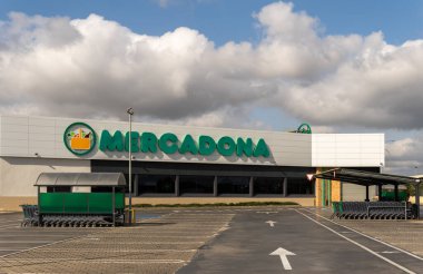 Campos, İspanya; 13 Şubat 2022: Güneşli bir günün şafağında, İspanyol zinciri Mercadona 'nın kapalı bir süpermarketinin ön cephesi