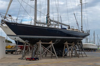 Sa Rapita, İspanya; 17 Şubat 2022: Majorcan şehri Sa Rapita Kraliyet Yat Kulübü. Tahta üçayaklı tekneler restorasyon sürecinde.