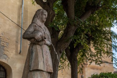 Taş heykel, Mallorca adasının tipik kostümüne sahip bir kadını temsil ediyor. Elinde su dolu bir kap var. Felanitx, Mallorca Adası, İspanya