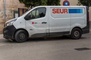 Felanitx, İspanya; 11 Mart 2022: Çok uluslu kargo şirketi Seur 'un minibüsü, İspanya' nın Felanitx kentindeki bir caddeye park etti.