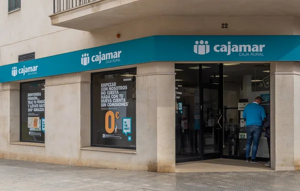 Felanitx España Marzo 2022 Cliente Que Utiliza Cajero Automático Fuera — Foto de Stock